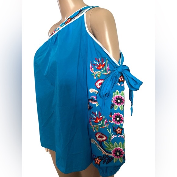 Machine-embroidered blouse, a flirty and youthful style in vibrant blue - Picture 4 of 6